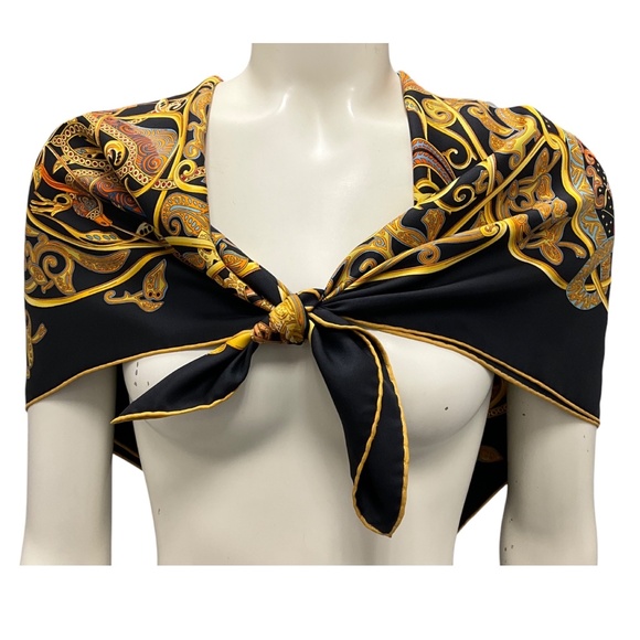 HERMES BLACK MULTI LA CHARMANTE AUX ANIMAUX PRINT SQUARE SILK TWILL SCARF - Picture 2 of 9